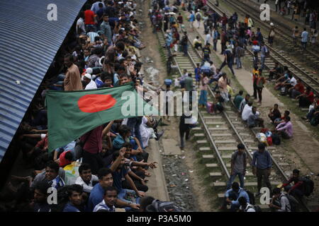 Les gens du Bangladesh se précipiter pour homes sur un train bondé à venir pour célébrer l'Aïd al-Fitr festival à Dhaka, Bangladesh, le 14 juin 2018. Les musulmans du monde entier célèbrent l'Aïd al-Fitr festival fin du mois sacré du Ramadan. © Asad Rehman/Alamy Stock Photo Banque D'Images