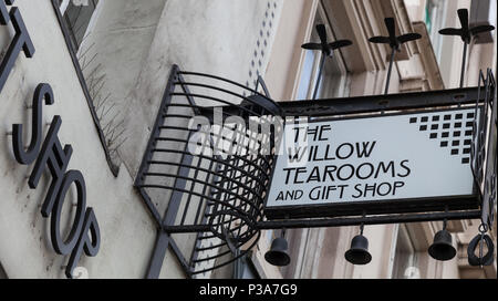 Extérieur de la Willow Tea Rooms, Sauchiehall St, conçu par le célèbre architecte Charles Rennie Mackintosh pour propriétaire Kate Cranston au début des années 1900. Banque D'Images