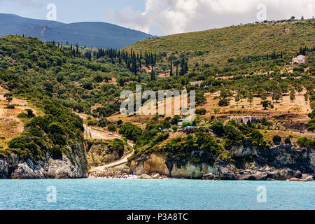 Seascape. Plage de Xigia dans l'étroite baie de la côte de la montagne de l'île de Zakynthos (Grèce). Il est connu pour ses sources de soufre. Banque D'Images