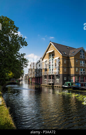 Maisons au bord de la Regents Canal, sur Hormead, près de Westbourne Park Road, Londres, UK Banque D'Images