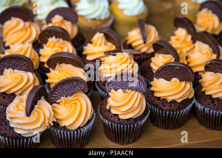 Cupcakes à l'orange et au chocolat (marché de l'alimentation de rue au Piccadilly, Manchester, UK) Banque D'Images