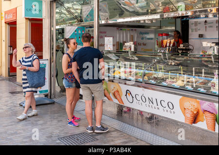 Les gens d'acheter de la crème glacée à partir de Conico Ice Cream Shop dans le centre-ville, Malaga, Espagne. Banque D'Images