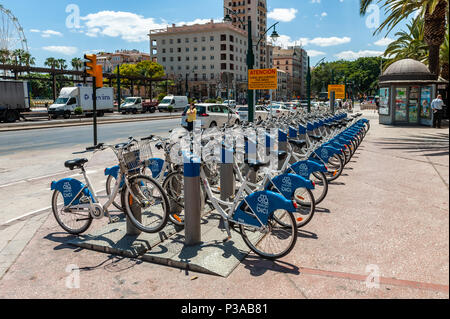 Lignes de partage public Bici, Malaga, Location de vélos à la gare de Malaga, en Espagne. Banque D'Images