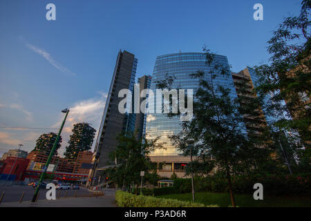 Une vue de l'architecture moderne en Gae Aulenti, carré d'une distance, Milan, Italie Banque D'Images