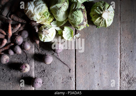 Légumes éparpillés sur le plancher en bois ; copy space Banque D'Images