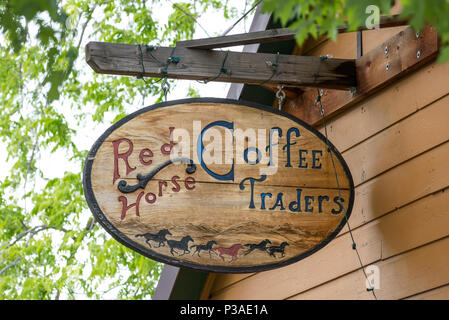 Bois artistique affiche à l'extérieur de Red Horse Café des Négociants en Joseph, Oregon. Banque D'Images