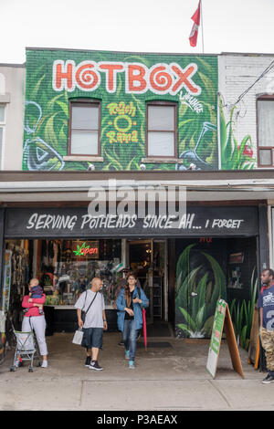 5 juin 2018 - TORONTO, CANADA : LA VIE SUR UN DIMANCHE DE KENSINGTON MARKET, À TORONTO. Banque D'Images