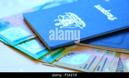 Passeport australien et les travel concept closeup macro shot, avec cent cinquante dollars, peu profonde DOF. Banque D'Images