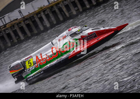 Thani Al Qemzi rouler pour la course d'Abu Dhabi dans le F1H2O Bateau de Moteur de Formule 1 Grand Prix de Londres au Royal Victoria Dock, London Docklands, Newham, Royaume-Uni Banque D'Images