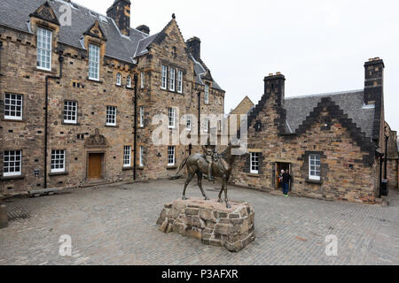 La statue de Field Marshall Sir Douglas Haig , ou Earl Haig le centre, le château d'Édimbourg, l'Edinburgh Scotland UK Banque D'Images