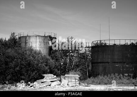 Les réservoirs de pétrole abandonnés Banque D'Images