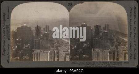 . Regardant vers le bas sur les gratte-ciel de New York Tour Woolworth (S.W.) Plus de batterie pour la Statue de la liberté et du port. Création : 1862-1920. Couverture : 1862 ?-1920 ?. Point numérique publié le 8-31-2005 ; mise à jour 2-11-2009. 173 à la recherche vers le bas sur les gratte-ciel de New York Tour Woolworth (S.W.) Plus de batterie pour la Statue de la liberté et du port, à partir de Robert N. Dennis collection de vues stéréoscopiques Banque D'Images