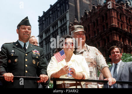 Le Général Colin Powell, président des chefs d'état major interarmées, le général Norman Schwarzkopf, commandant du Commandement central des États-Unis, et Mme Schwarzkopf dans la parade Welcome Home en l'honneur des hommes et femmes qui ont servi dans l'opération Tempête du désert. Banque D'Images