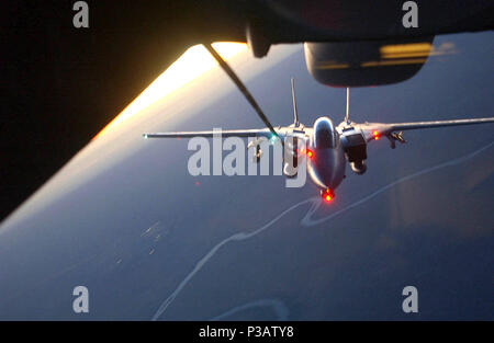 L'Asie du Sud-Ouest (AFPN) -- d'une Marine F-14 Tomcat ravitaille sur l'Irak au coucher du soleil d'un KC-10 Extender aéronefs affectés à la 908e Escadron de ravitaillement du corps expéditionnaire. Le F-14 est un soutien à l'opération Iraqi Freedom. Banque D'Images