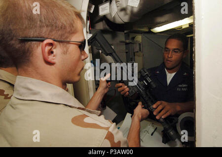 Océan (jan. 28, 2006) - Membre du Conseil, Visite, perquisition et saisie (VBSS) équipe reçoit un fusil d'assaut MK-18 au cours d'une question d'armes à bord du navire de débarquement dock USS Carter Hall (LSD 50) de procéder à une maîtrise d'un Indien d'embarquement consentement boutre du fret. Après la collecte de renseignements par l'équipe VBSS Il n'y avait aucune indication de la piraterie, le terrorisme, ou la contrebande et le boutre du fret et a été effacé par la suite pour sa destination. Carter Hall est en ce moment à un déploiement d'opérations de sécurité maritime (ASM) à l'appui de la guerre globale contre le terrorisme. La Marine américaine Banque D'Images