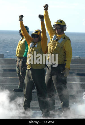 Océan (sept. 26, 2006) - Traitement de l'Aviation 2e classe BoatswainÕs Mate Ricardo Hernandez reçoit des instructions sur les aéronefs des signaux à main par Aviation maître de Manœuvre de la manipulation 2e classe Michael Manuel pendant les opérations de vol à bord du porte-avions à propulsion nucléaire USS JOHN C. STENNIS (CVN 74). Stennis et entrepris Carrier Air Wing 9 (CVW-9) ont entrepris la formation d'exercice de l'unité composite (COMPTUEX). U.S Navy Banque D'Images