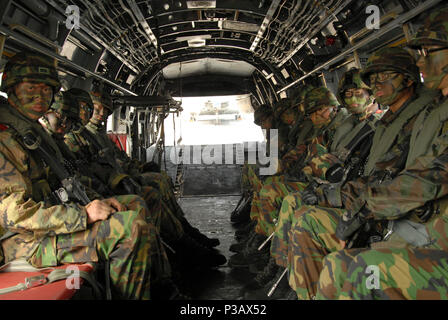 La mer de Chine méridionale (29 mars 2007) - République de Corée marines s'asseoir prêt à l'United States Marine Corps CH-46E affecté à l'Escadron d'hélicoptère moyen maritime (HMM) 265 (renforcée), avant d'assaut Manripo Beach, en Corée, au cours de l'exercice Foal Eagle. Plus de 4400 marins et soldats des États-Unis et de la République de Corée a participé à l'exercice de cette année sur Maripo Foal Eagle Beach, République de Corée. Foal Eagle est prévue chaque année un exercice interarmées/combinés par forces des États-Unis et de la République de Corée (ROK). Essex est la seule de la marine de l'avant-déployé amphibies multi-usage Banque D'Images