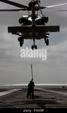 Océan Pacifique (août 9, 2007) - Les Marins affectés au service de l'approvisionnement de la Division de la S-6 préparer pour joindre un fanion d'hélicoptère à affecté à l 'Golden Falcon' d'hélicoptères anti-sous-Squadron (HS) 2 lors d'un ravitaillement vertical (VERTREP) à bord de la classe Nimitz porte-avions USS ABRAHAM LINCOLN (CVN 72). Lincoln et Carrier Air Wing 2 (CVW) sont en cours au large de la côte sud de la Californie l'ShipÕs la disponibilité de formation sur mesure (TSTA). La Marine américaine Banque D'Images