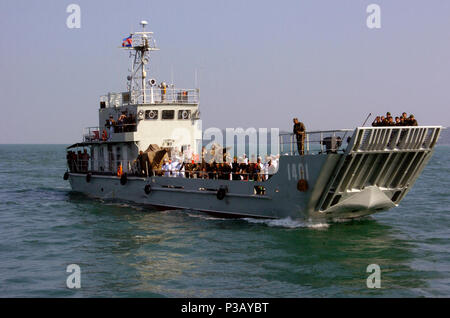 Royaume du Cambodge (nov. 28, 2007) Soixante-cinq membres de la Gendarmerie royale militaire cambodgien, y compris les cadets de l'infanterie Cambodgien formulaire war college, visiter le navire d'assaut amphibie USS Essex (DG 2) d'apprendre les avaries et les visiter le navire. L'Essex et l'entrepris 31e Marine Expeditionary Unit est arrivé à Sihanoukville, Royaume du Cambodge, 26 nov., pour une visite de port qui donne aux marins et soldats l'occasion de participer à l'amitié des capacités de relations communautaires, événements projets médicaux et dentaires et les échanges professionnels. Essex est le premier navire de l'avant uniquement Banque D'Images