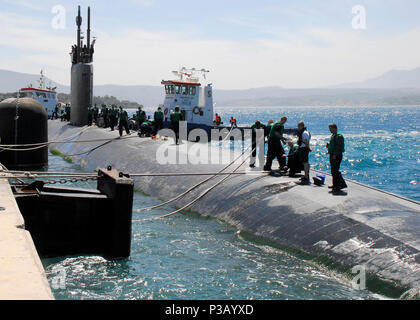 BAY, Crète, Grèce (15 avril 2008) Les marins à bord de la classe Los Angeles sous-marin d'attaque rapide USS Montpelier (SSN 765) effectuer les opérations d'amarrage à l'arrivée à l'Embarcadère de l'OTAN en marathi Installation port de Souda pour une brève visite du port. Montpelier a quitté son port d'attache de Norfolk, en Virginie en novembre pour un déploiement de six mois dans le cadre de la Harry S. Truman Strike groupe opérant dans la sixième flotte américaine zone de responsabilité des opérations de sécurité maritime. La Marine américaine Banque D'Images