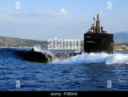 BAY, Crète (Jun 10, 2008) La classe de Los Angeles sous-marin d'attaque rapide USS Norfolk (SSN 714) part du port de Souda après une visite du port de routine. Norfolk est sur une période de six mois de déploiement indépendant opérant dans le commandement central des États-Unis zone de responsabilité. La Marine américaine Banque D'Images