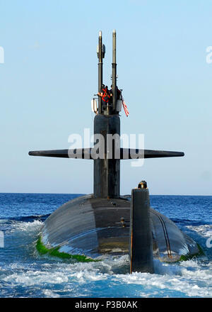 BAY, Crète (Jun 10, 2008) La classe de Los Angeles sous-marin d'attaque rapide USS Norfolk (SSN 714) chefs à la mer après une escale de routine. Norfolk est sur une période de six mois de déploiement indépendant opérant dans le commandement central des États-Unis zone de responsabilité. La Marine américaine Banque D'Images