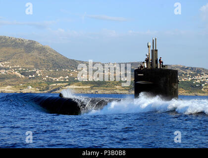 BAY, Crète (Jun 10, 2008) La classe de Los Angeles sous-marin d'attaque rapide USS Norfolk (SSN 714) part du port de Souda après une visite du port de routine. Norfolk est sur une période de six mois de déploiement indépendant opérant dans le commandement central des États-Unis zone de responsabilité. La Marine américaine Banque D'Images