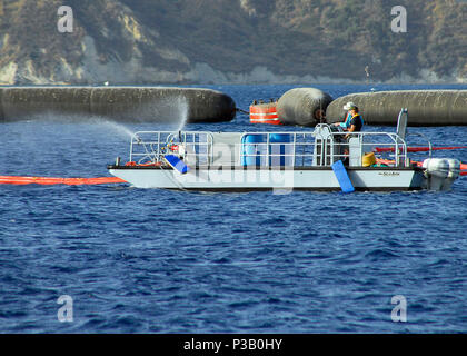 BAY, Crète, Grèce (23 juillet 2008) Les employés civils affectés aux États-Unis La base navale américaine de la baie de Souda Port Operations surveiller un boom pétrolier au cours d'un exercice pour tester les procédures pour contenir et récupérer des hydrocarbures lors d'un déversement. Banque D'Images