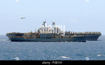 OCEAN (oct. 2, 2008) La mission de combat militaire commande magasins ship USNS San Jose (T-AFS 7) effectue un ravitaillement vertical avec le navire d'assaut amphibie USS Iwo Jima (DG 7). Iwo Jima est déployé comme le navire de tête de la groupe expéditionnaire Iwo Jima soutenant des opérations de sécurité maritime dans la 5e Flotte des États-Unis zone de responsabilité. Banque D'Images