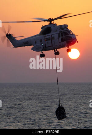 Golfe (nov. 30, 2008) Un hélicoptère Puma SA-330 effectue un ravitaillement vertical avec les missiles guidés USS Ramage (DDG 61). Ramage est déployée dans le cadre du groupe expéditionnaire Iwo Jima soutenant des opérations de sécurité maritime dans la 5e Flotte des États-Unis zone de responsabilité. Banque D'Images