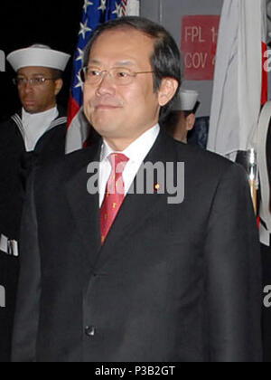 (31 déc. 6, 2008). Keiji Akahoshi, le Japon d'autodéfense maritime Chef de cabinet, des vagues comme il se tient avec le Capt Thom Burke, gauche, commandant de la commande amphibie USS Blue Ridge (CAC 19) ; Esaki Yoichiro, membre de la Chambre des représentants du Japon ; Vice-Adm. Anthony Four Winns, Inspecteur Général de la Marine américaine ; et Vice-Adm. John M. Bird, commandant de la 7ème flotte américaine,, au cours d'une réception à bord de Blue Ridge. La réception honore l'alliance américano-japonaise et la forte relation entre la Marine américaine et le Japon d'autodéfense maritime. En outre, les participants ont célébré le 100e Banque D'Images