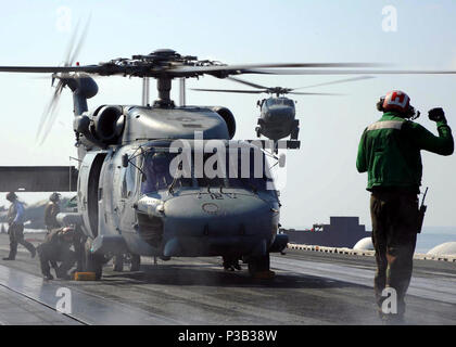 D'OMAN (31 déc. 18, 2008) en vol, le cmdr. Scott 'Scotty haute' Starkey terres l'SH-60F Sea Hawk, premier plan, que la Cmdr. La marque 'Bad Andy' Truluck prépare à la terre un SH-60F Sea Hawk, sur le pont du porte-avions USS Theodore Roosevelt (CVN 71) à la suite de la cérémonie de passation de commandement. Starkey soulagé Truluck comme commandant de l' 'Tridents d'hélicoptères de l'Escadron anti-sous-marin (SH) 3. Theodore Roosevelt et Carrier Air Wing 8 (CVW) sont en train de mener des opérations dans la 5e flotte américaine domaine de responsabilité et sont axées sur les partenaires régionaux rassurant de l'engagement Banque D'Images