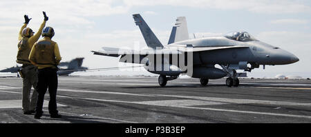 D'OMAN (31 déc. 29, 2008) l'aviation en chef Maître de Manœuvre (manutention) Bryon Coleman dirige le pilote d'un F/A-18C strike fighter affecté à l 'Golden Warriors' de Strike Fighter Squadron (VFA) 87 après le succès d'arrêtés à l'atterrissage à bord du porte-avions USS Theodore Roosevelt (CVN 71). Theodore Roosevelt et entrepris Carrier Air Wing (CVW) 8 sont déployés dans le domaine de la 5e Flotte des États-Unis la responsabilité. Banque D'Images