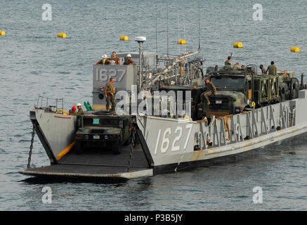Les engins de débarquement d'assaut de l'utilitaire 1627 Unité 1 transporte des Marines américains et leur équipement pour le pont du coffre de la station d'amphibie Navire de débarquement USS Harpers Ferry (LSD 49) tout en en cours dans la baie de Subic Bay aux Philippines le 21 octobre 2009. Harpers Ferry, le landing ship dock amphibie USS TORTUGA (LSD 46) et la 31e Marine Expeditionary Unit participent à l'exercice de débarquement amphibies (PHIBLEX) 2009. PHIBLEX est un exercice bilatéral entre les États-Unis et les forces armées philippines conçu pour améliorer l'interopérabilité, d'accroître la préparation opérationnelle et poursuivre des relations professionnelles. (DoD Banque D'Images