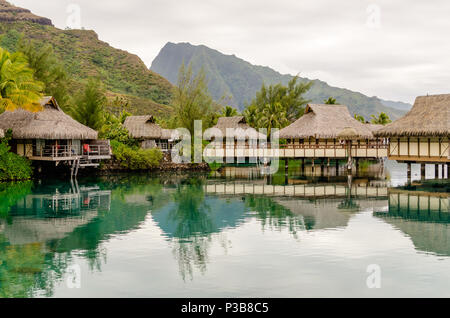 Bungalows sur pilotis à Moorea, Polynésie Française Banque D'Images