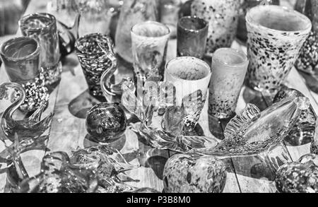 Gobelets en verre de murano coloré traditionnel à vendre à l'île de Murano, Venise, Italie. L'île est une attraction populaire pour les touristes, célèbre pour ses gl Banque D'Images