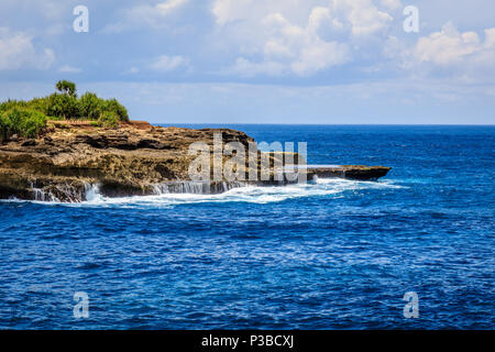 Vue du coucher du soleil à Sandy Bay Beach Point, Nusa Lembongan, Indonésie Banque D'Images