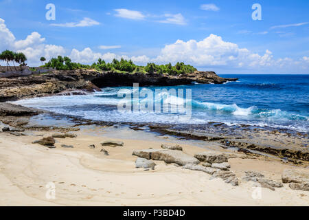 Vue du coucher du soleil à Sandy Bay Beach Point, Nusa Lembongan, Indonésie Banque D'Images