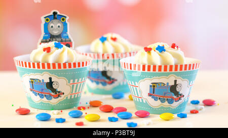 Adelaide, South Adelaide - 15 juin 2018 : des anniversaires Happy cupcakes à thème, à proximité jusqu'à l'encontre d'un background pastel coloré Banque D'Images