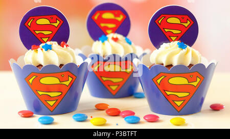 Adelaide, South Adelaide - 15 juin 2018 : des anniversaires à thème superman cupcakes, Close up contre un arrière-plan de couleur pastel. Banque D'Images