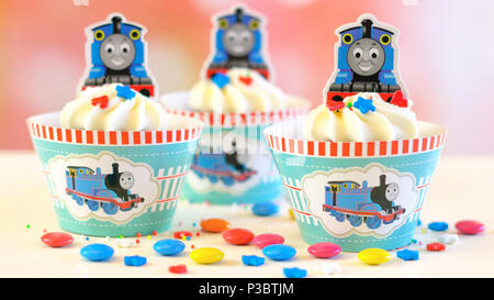 Adelaide, South Adelaide - 15 juin 2018 : des anniversaires Happy cupcakes à thème, à proximité jusqu'à l'encontre d'un background pastel coloré Banque D'Images