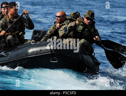 Les Marines américains débarquent le quai de débarquement amphibie USS Harpers Ferry (LSD 49) au cours d'un exercice d'entraînement raid mécanisée dans l'Océan Pacifique 8 novembre 2009. Les marines sont avec Foxtrot Company, l'Équipe de débarquement du bataillon, 2e Bataillon, 5e Régiment de Marines, 31e Marine Expeditionary Unit (MEU). Harpers Ferry fait partie de l'USS Denver LPD (9) groupe opérationnel amphibie, qui procède à leur chute patrouille dans l'ouest de l'océan Pacifique avec la 31e MEU. (DoD Banque D'Images