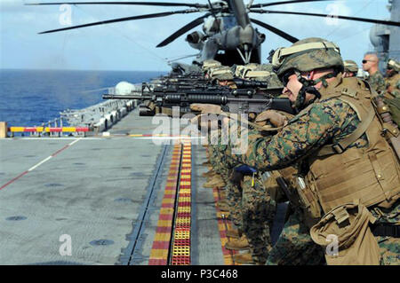 Marines affectés à Fox compagnie, 2e Bataillon, 9e Marines, en mission avec le navire d'assaut amphibie USS Wasp LHD (1) effectuer des exercices de tir de l'adresse au tir de combat sur le pont. Le Wasp est actuellement déployé dans le sud de l'Station-Amphib Partenariat avec 40 Escadron de la coopération en matière de sécurité et s'est lancé le Groupe de travail air-sol marin. Partenariat sud station fait partie du Partenariat des Amériques la stratégie maritime qui se concentre sur la construction de l'interopérabilité et la coopération dans la région de relever les défis communs. Banque D'Images