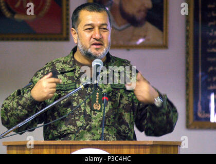 (Kaboul, Afghanistan) général Bismillah Khan Mohammadi, chef de l'Armée nationale afghane de personnel, adresse la parole à des soldats à la sixième annuel semi-sergent major conference à Kaboul. Plus d'une centaine de personnes s'enrôle ANA et des soldats de la coalition ont assisté au séminaire tenu à l'Armée nationale afghane, auditorium Air Corp pour partager idées et expériences bénéfiques pour l'Afghanistan, les sous-officiers. Banque D'Images