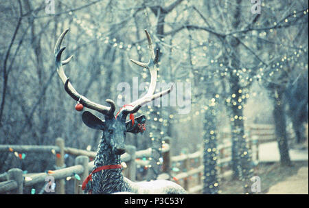Statue de bœuf au Colorado doré le long de Clear Creek décorée de Noël Banque D'Images