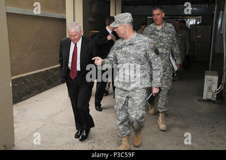 EGGERS, Afghanistan - Le secrétaire américain à la Défense Robert Gates, à gauche, des entretiens avec le général de corps d'armée américain William Caldwell IV, droit, commandant de la Mission de formation de l'OTAN - l'Afghanistan comme ils marchent pendant des portes de visite au Camp Eggers 8 décembre 2009. Camp Eggers est le siège de la nouvelle commande, Mission de formation de l'OTAN - l'Afghanistan et Combined Security Transition Command - Afghanistan. Banque D'Images