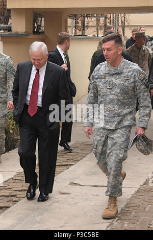 EGGERS, Afghanistan - Le secrétaire américain à la Défense Robert Gates, à gauche, des entretiens avec le général de l'Armée américaine William Caldwell IV, droit, commandant de la Mission de formation de l'OTAN - l'Afghanistan comme ils marchent pendant des portes de visite au Camp Eggers 8 décembre 2009. Camp Eggers est le siège de la nouvelle commande, Mission de formation de l'OTAN - l'Afghanistan et Combined Security Transition Command - Afghanistan. Banque D'Images