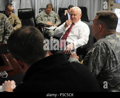 EGGERS, Afghanistan - Le secrétaire américain à la Défense Robert Gates, centre, reçoit un exposé de l'armée américaine le général William Caldwell IV, droit, commandant de la Mission de formation de l'OTAN - l'Afghanistan au cours de la visite de Gates à Camp Eggers 8 décembre 2009. Camp Eggers est le siège de la nouvelle commande, Mission de formation de l'OTAN - l'Afghanistan et Combined Security Transition Command - Afghanistan. Banque D'Images