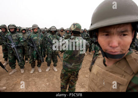 (31 déc. 9, 2009) Les soldats de l'Armée nationale afghane de tomber dans la formation pour satisfaire le Lieutenant-général William B. Caldwell, IV, commandant de la Mission de formation de l'OTAN - l'Afghanistan alors qu'il fait le centre de formation militaire de Kaboul, Cheval Noir, Base d'opérations avancée. Ces troupes joueront un rôle dans l'augmentation de capacité de l'ANA. 091209 Banque D'Images