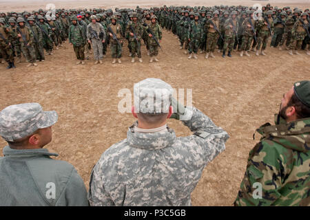 (31 déc. 9, 2009) Le lieutenant général William B. Caldwell, IV, commandant de la Mission de formation de l'OTAN - l'Afghanistan, avant, centre, répond aux soudures de l'Armée nationale de l'Afghanistan au cours de sa visite du centre de formation militaire de Kaboul, Cheval Noir, Base d'opérations avancée. Ces troupes joueront un rôle dans l'augmentation de capacité de l'ANA. 091209 Banque D'Images